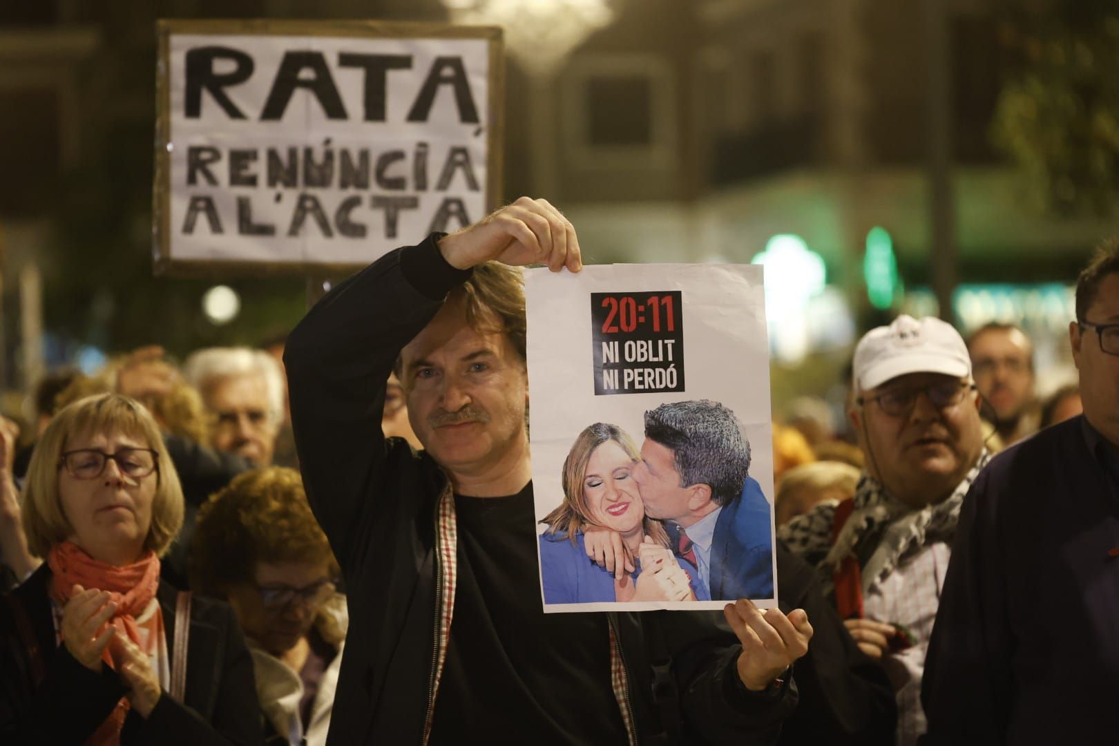 FOTOS | Protesta en la plaza de la Virgen para pedir la dimisión del Consell
