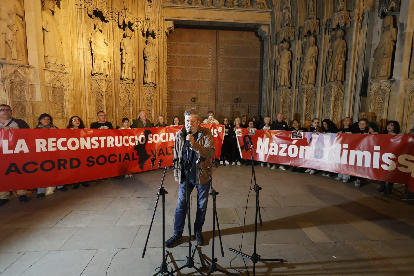 FOTOS | Protesta en la plaza de la Virgen para pedir la dimisión del Consell