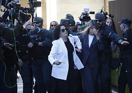 Maribel, a su llegada al juzgado, escoltada por la Guardia Civil.