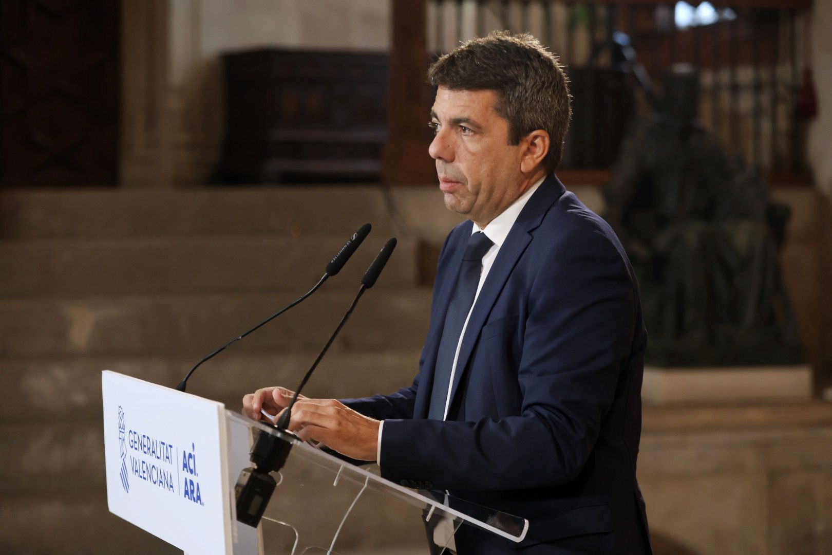 Fotos de la comparecencia de Carlos Mazón en el Palau de la Generalitat
