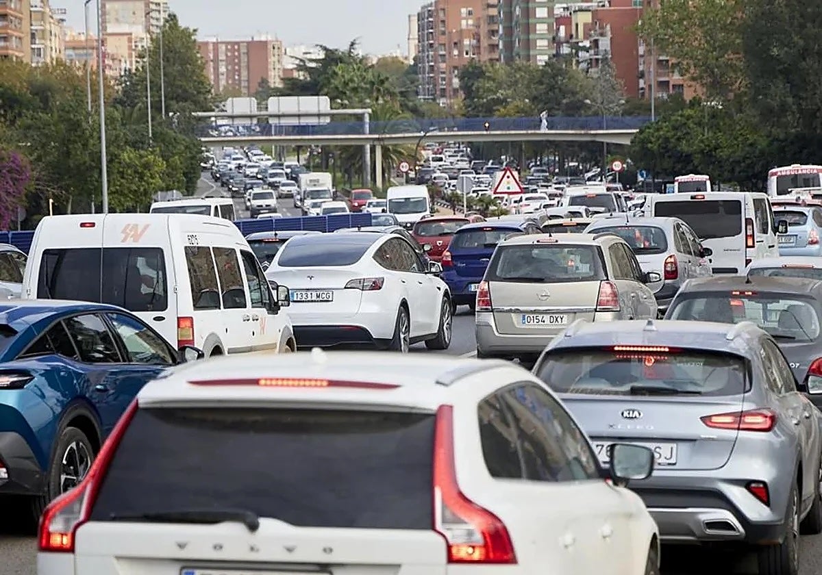 Decenas de coches, en un atasco a la entrada de Valencia en una imagen de archivo.