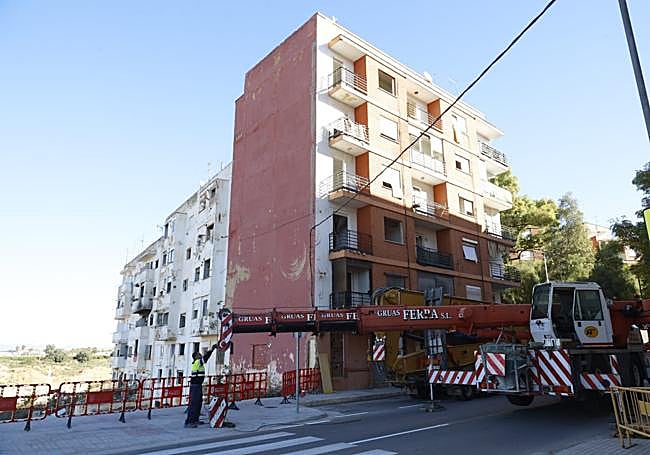 Colocación de la grúa junto a uno de los edifcios a derribar.