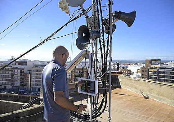 Un técnico prueba el apartado de megafonía este lunes.