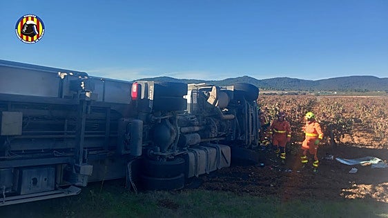 Momento en el que los efectivos de bomberos proceden a excarcelar al conductor del camión.