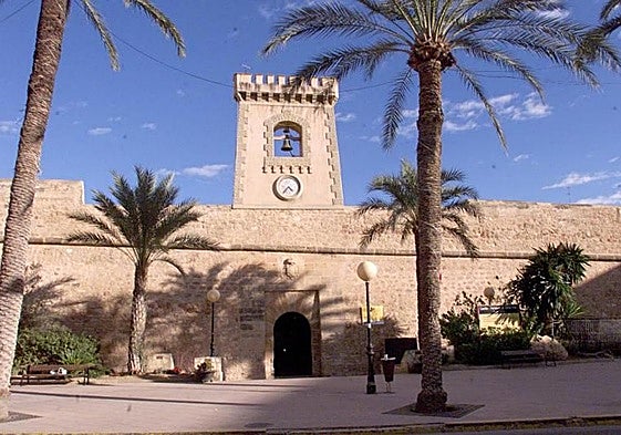 Fachada y torre del castillo de Santa Pola en Alicante.