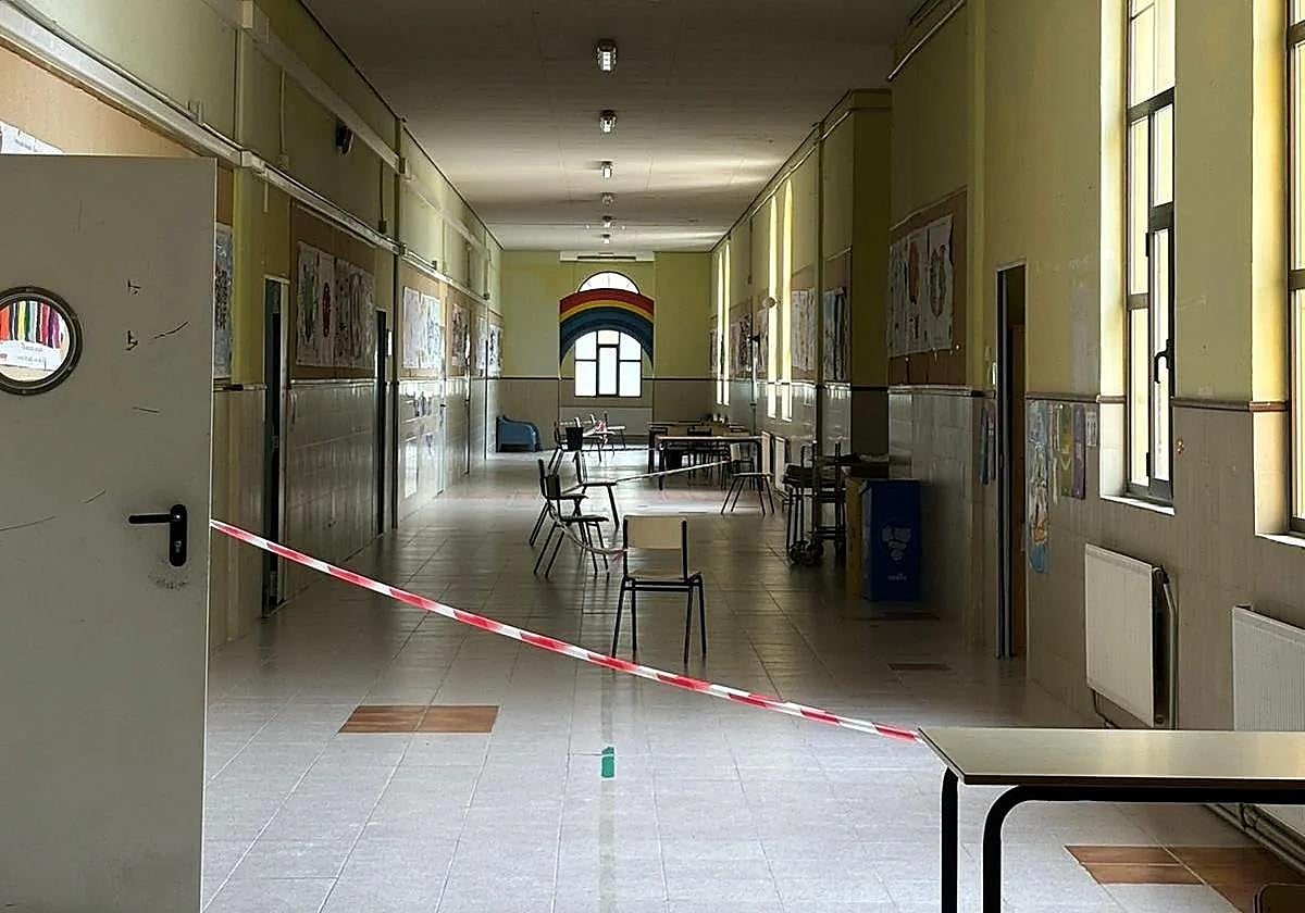 Pasillo afectado por la caída del techo.