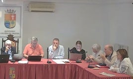 A la derecho, los concejlaes de Compromís en el pleno municipal.