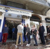 Colas en una administración de lotería de Valencia para comprar un décimo de lotería nacional. imagen de archivo.