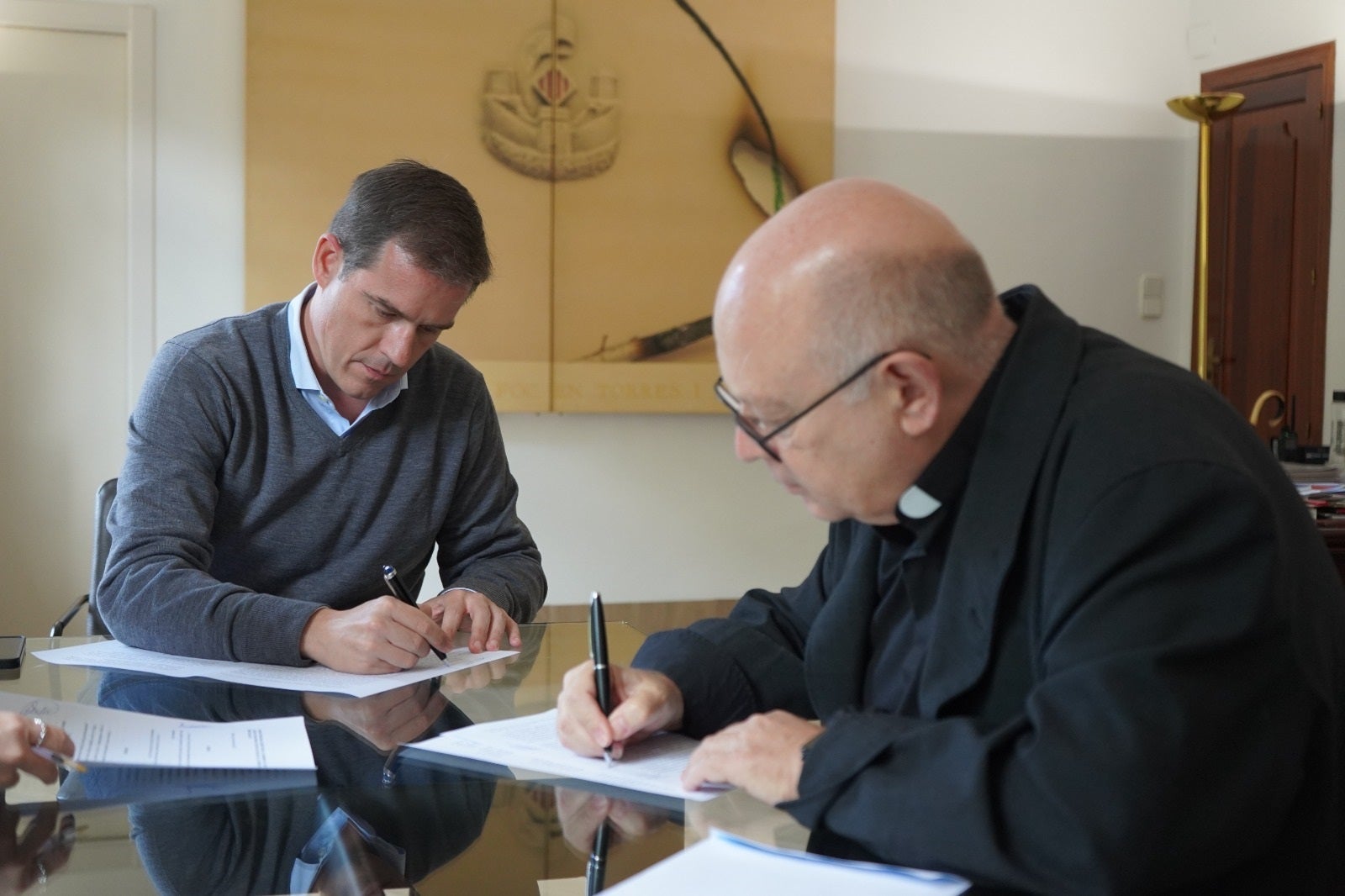 El alcalde de Xàtiva y el abad de la Colegiata, durante la firma del conveno transaccional.