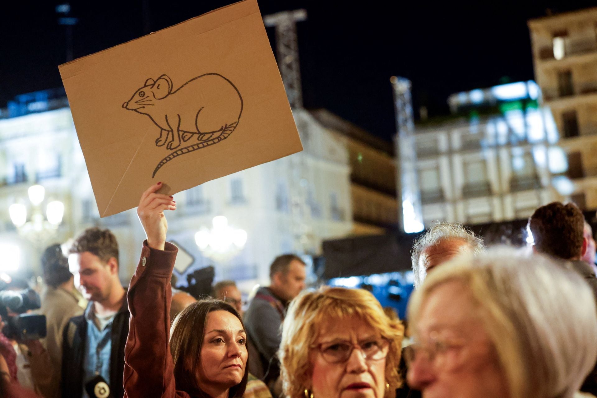 FOTOS | Protesta en la plaza de la Virgen para pedir la dimisión del Consell
