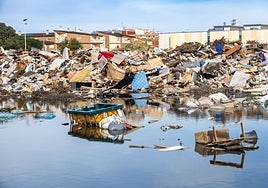 Parte del solar donde se acopian residuos en Paiporta.
