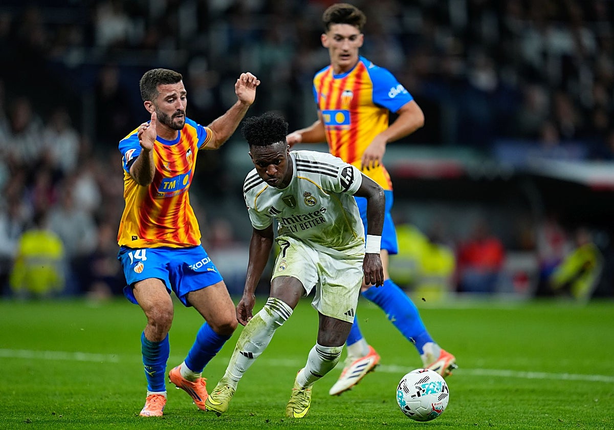Gayà defiendo a Vinícius Junior en el Santiago Bernabéu.