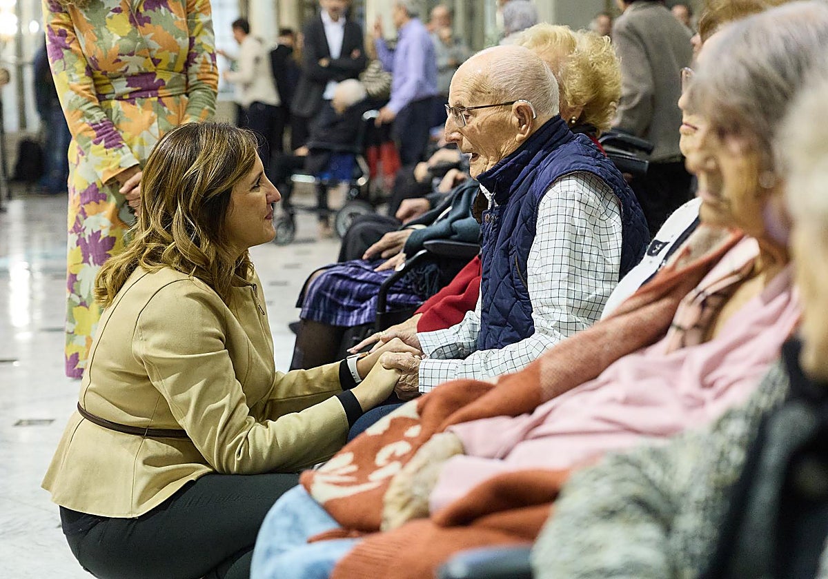 Catalá habla con uno de los ancianos reconocidos en el Salón de Cristal este martes.