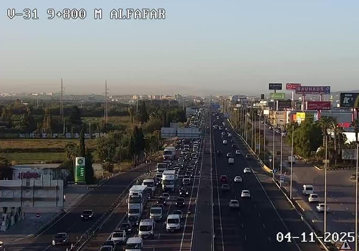 Atascos en la V-31 este martes, 4 de noviembre.