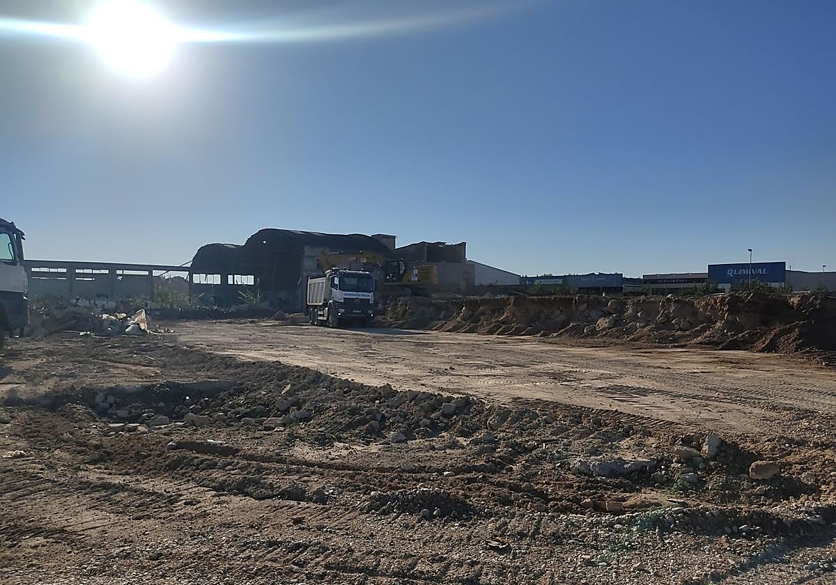 Trabajos de demolición de la antigua fábrica.