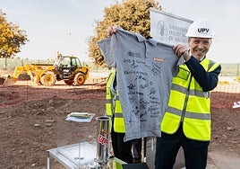 José Capilla posa con el polo que se ha introducido en la cápsula del tiempo.