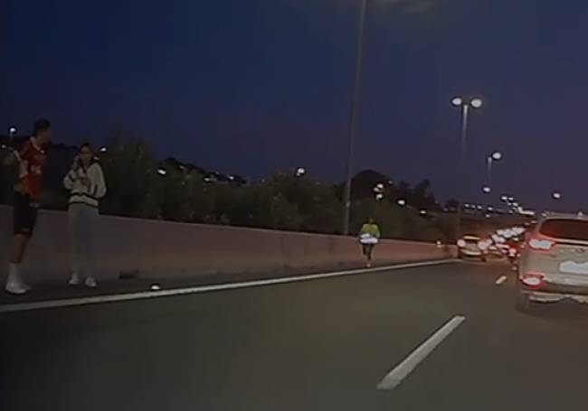 Varios conductores pararon sus coche en plena autovía para prestar auxilio.