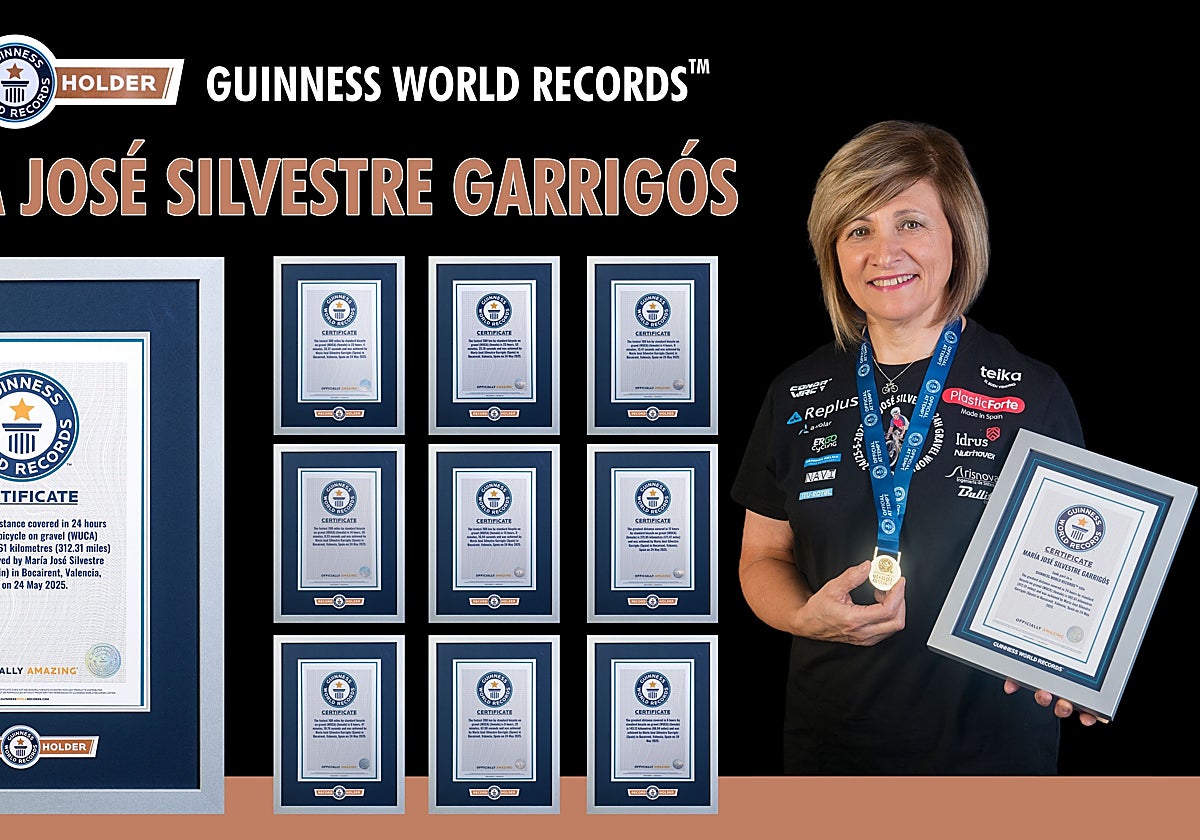 María José Silvestre sosteniendo su diploma del récord Guiness