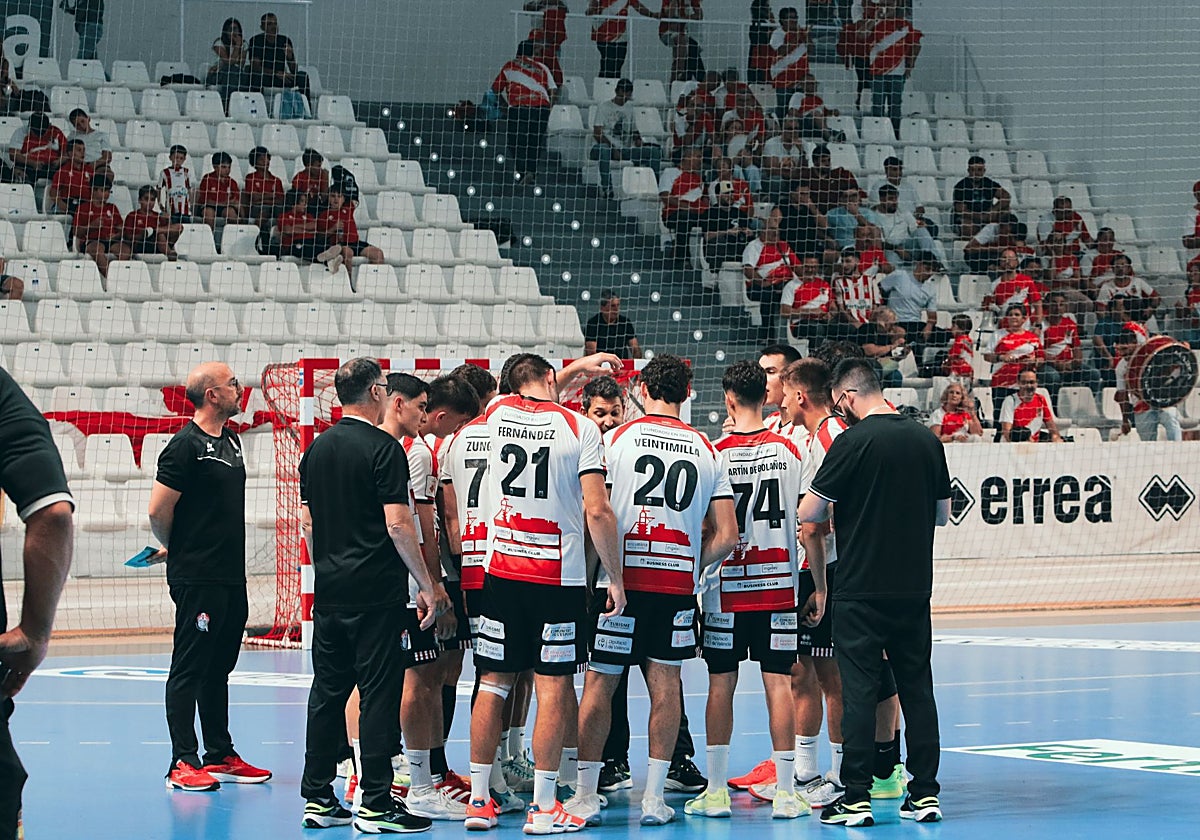 La plantilla del Fertiberia Puerto Sagunto atendiendo a una charla de su entrenador