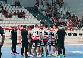 La plantilla del Fertiberia Puerto Sagunto atendiendo a una charla de su entrenador