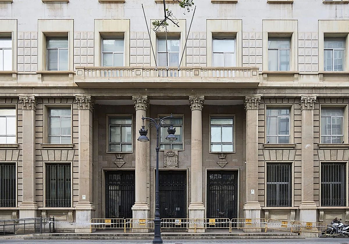 Fachada del edificio de Hacienda en la calle Guillem de Castro.