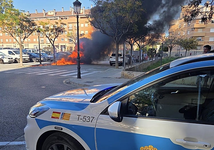 El contenedor incendiado en la calle Senda de Secanet de Benimàmet.