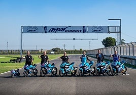 Miembros de Aspar Team posando con las motos de su equipo