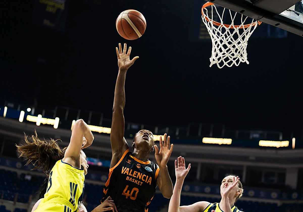 Kayla Alexander intenta una canasta durante el encuentro