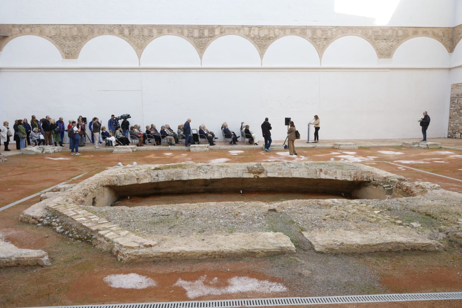 Fotos de María José Catalá en la presentación de un nuevo centro sociocultural en el barrio de El Pilar