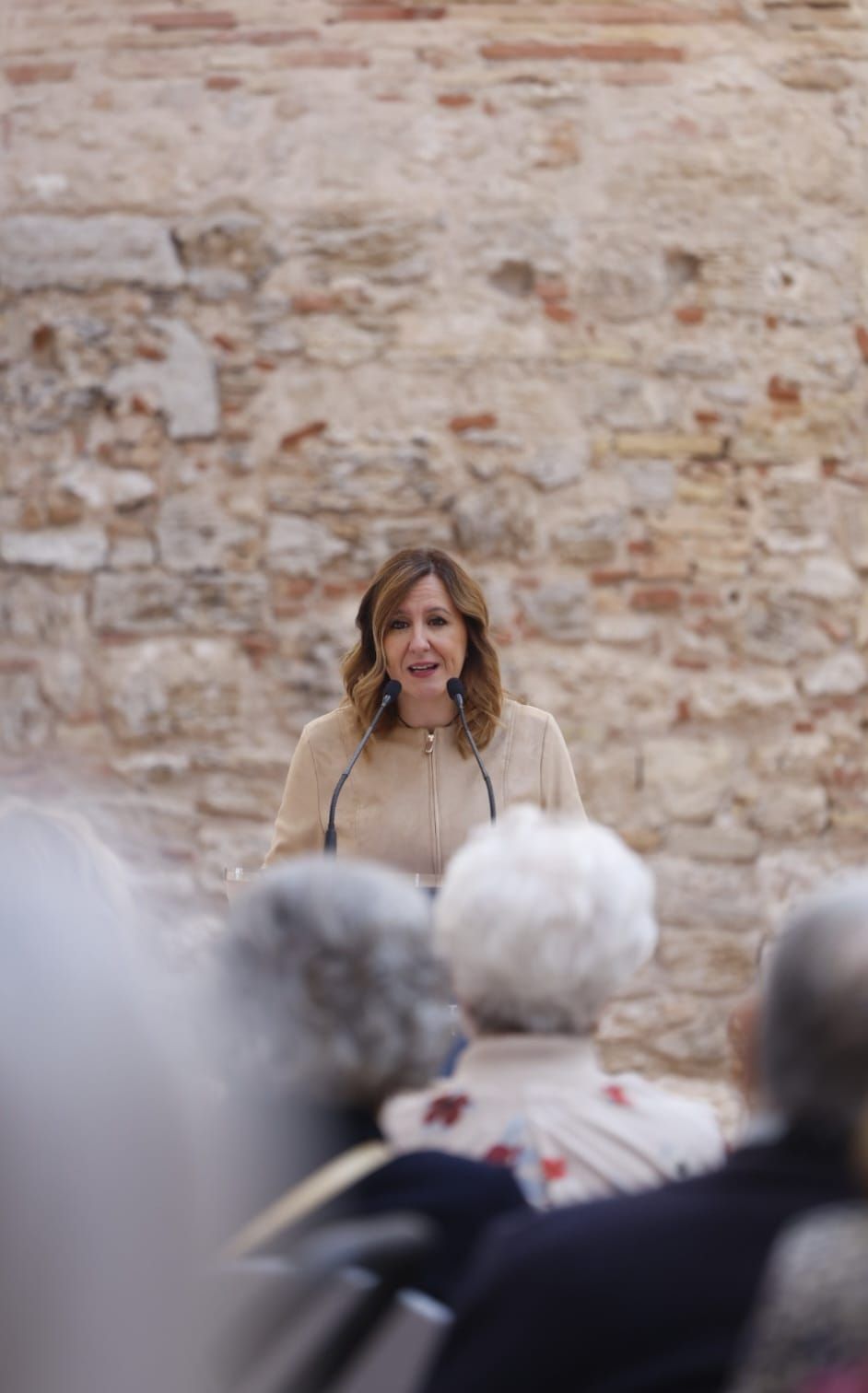 Fotos de María José Catalá en la presentación de un nuevo centro sociocultural en el barrio de El Pilar