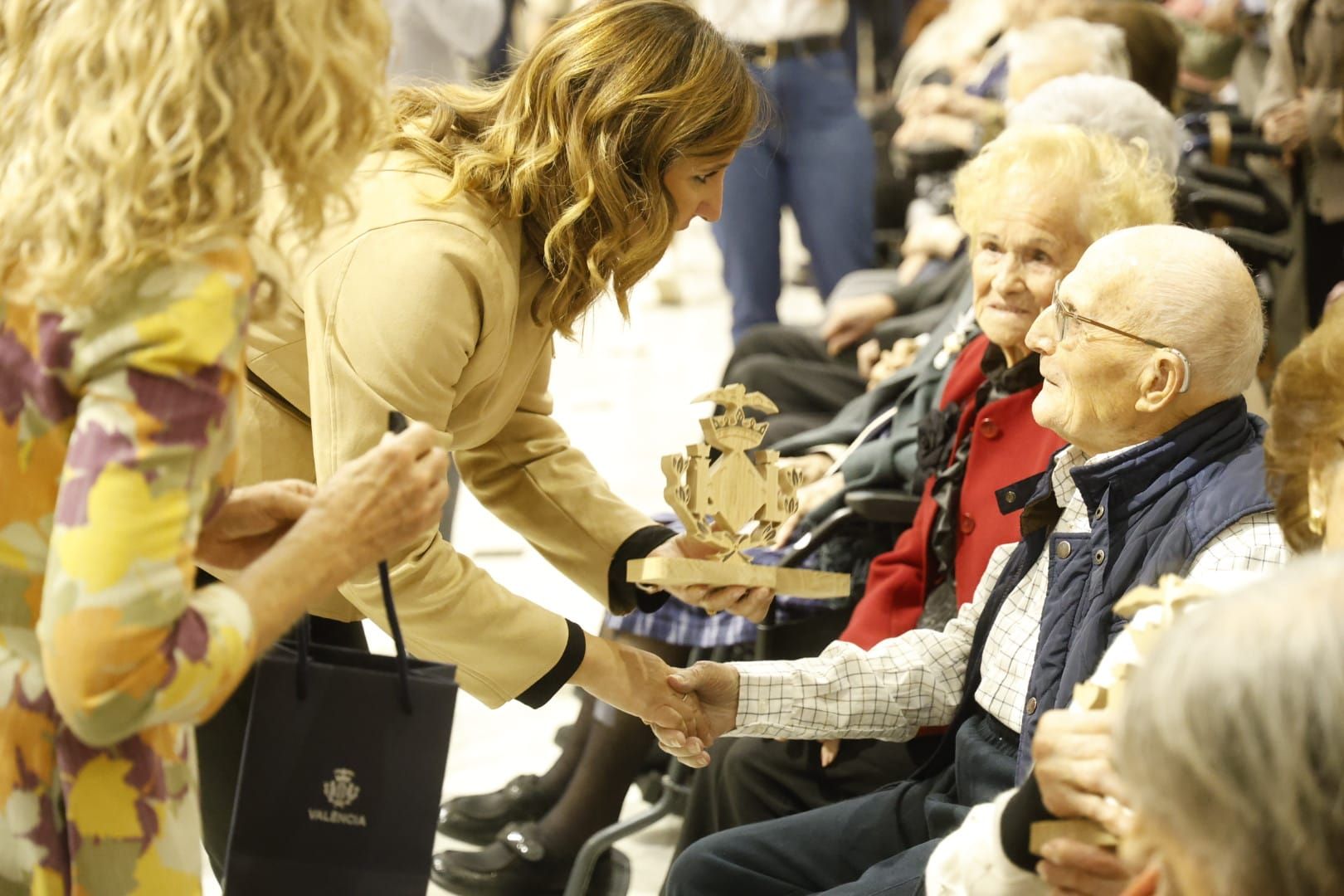 Fotos del homenaje a los vecinos centenarios de Valencia