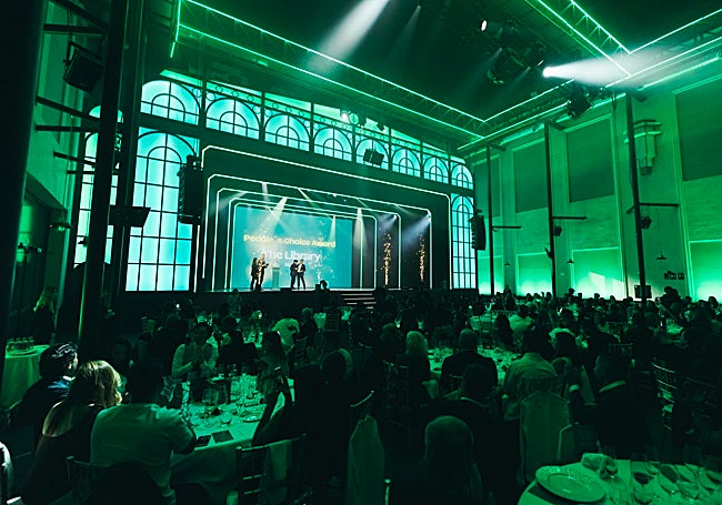 Los ganadores de The Library sobre el escenario del Teatro Principe Pío.