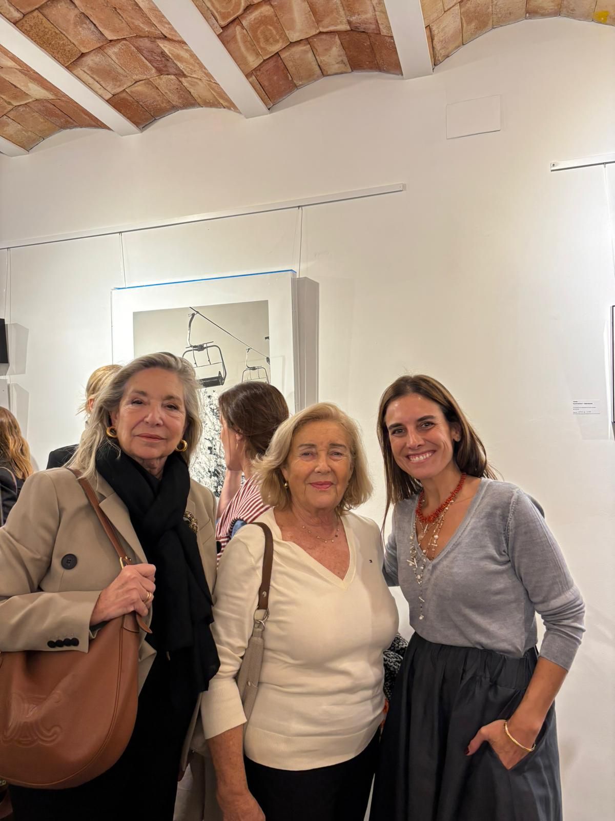 La artista Blanca Martí, Ana Larios y Victoria Aznar.