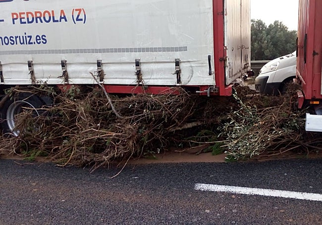 Así quedó el camión de Juan José Nistal tras el arrastre de la riada a su paso por Chiva. En la parte opuesta encontró el cuerpo de la víctima.