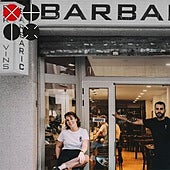 Julia y Álex, guerreros de Patraix, en la puerta de Barbaric.