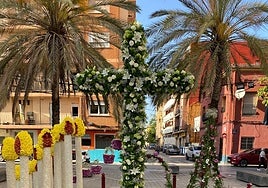 Cruz de mayo ganadora en la categoría Especial de la falla Plaza de la Cruz-Los Ángeles del Canyamelar.