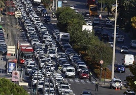 Huelga de taxis en Valencia, en la avenida Pío XII.