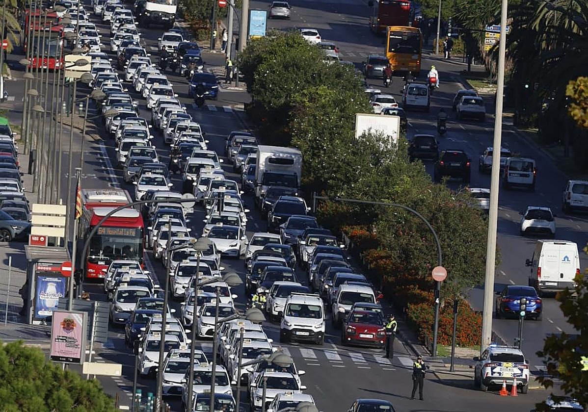 Huelga de taxis en Valencia, en la avenida Pío XII.
