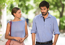 Hugo Silva y Michelle Jenner en la película 'Tenemos que hablar'.