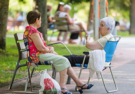 Imagen de archivo de dos pensionistas en un parque.