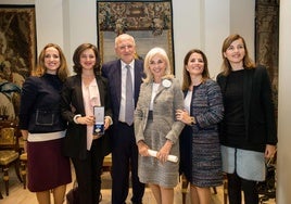 Juan Roig y Hortensia Herrero, junto a las cuatro hijas de la pareja.
