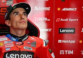 Marc Márquez en el box del Ducati Lenovo Team.