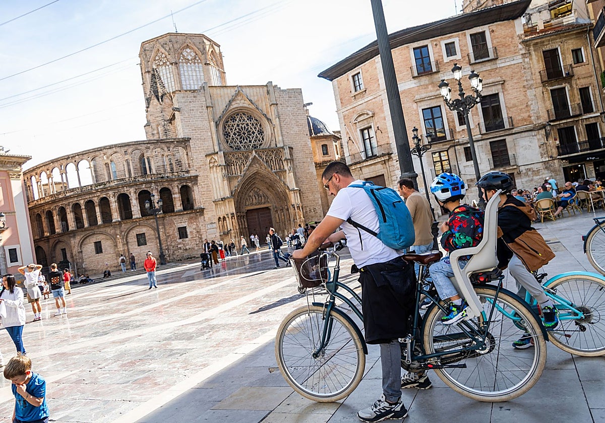 Turistaas en la plaza de la Virgen.