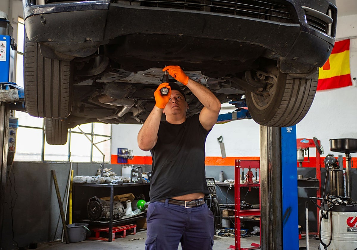 Un mecánico en un taller de coches, en mayo de 2024.