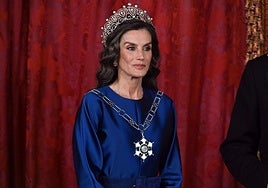 Letizia deslumbra con una tiara histórica rusa y un vestido azul cobalto en la cena de gala con el sultán de Omán