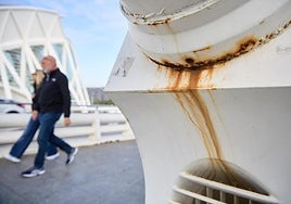 Óxido en una de las pilastras del puente del Assut de l'Or, este miércoles.
