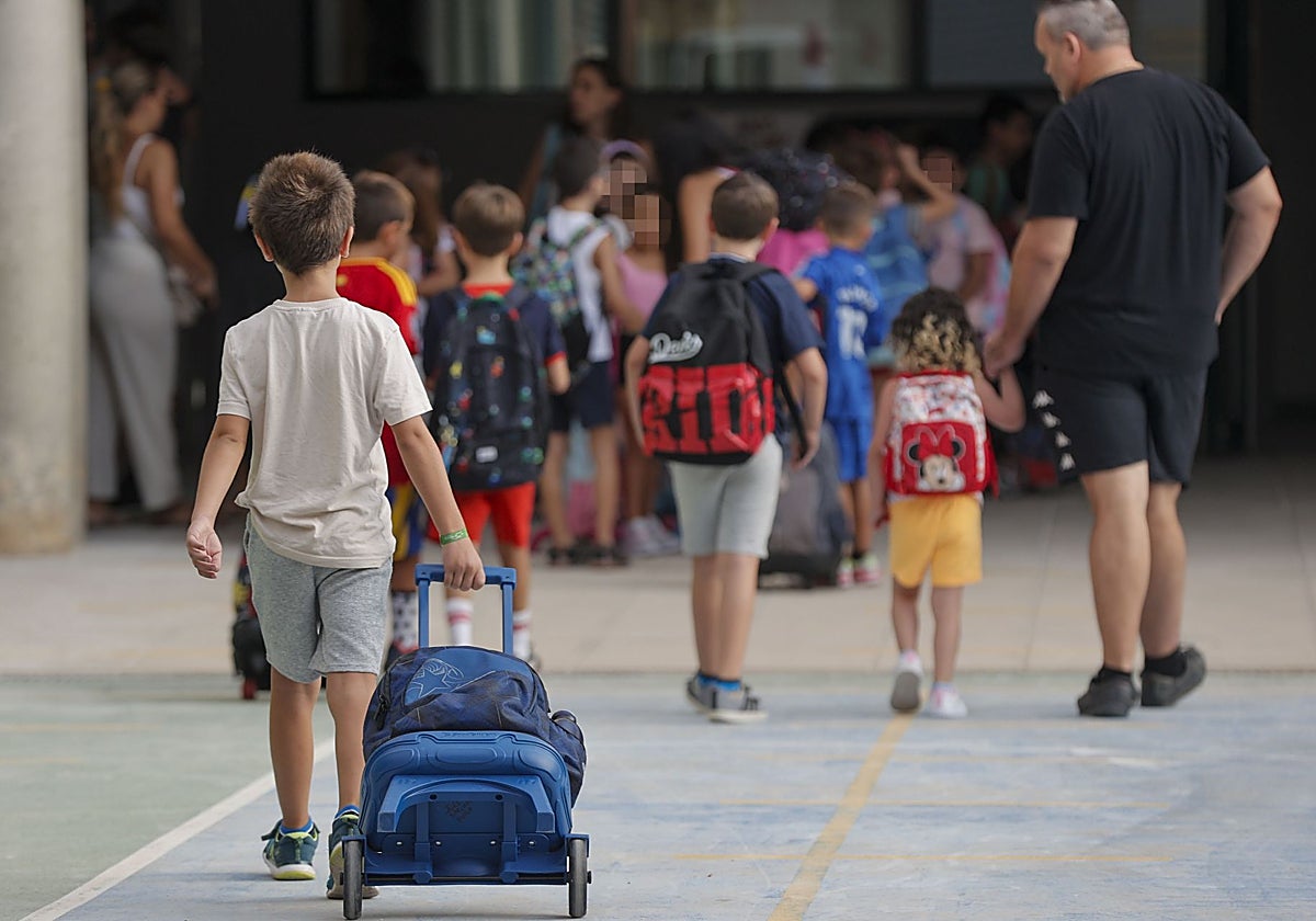 Alumnos entrando en un colegio de Paiporta, a principios de curso.