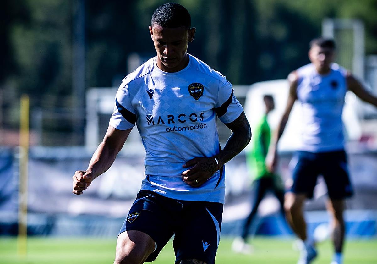 Kervin Arriaga, en un entrenamiento con el Levante.
