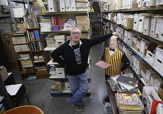 Manolo Molero, en su tienda, 'Futurama'.