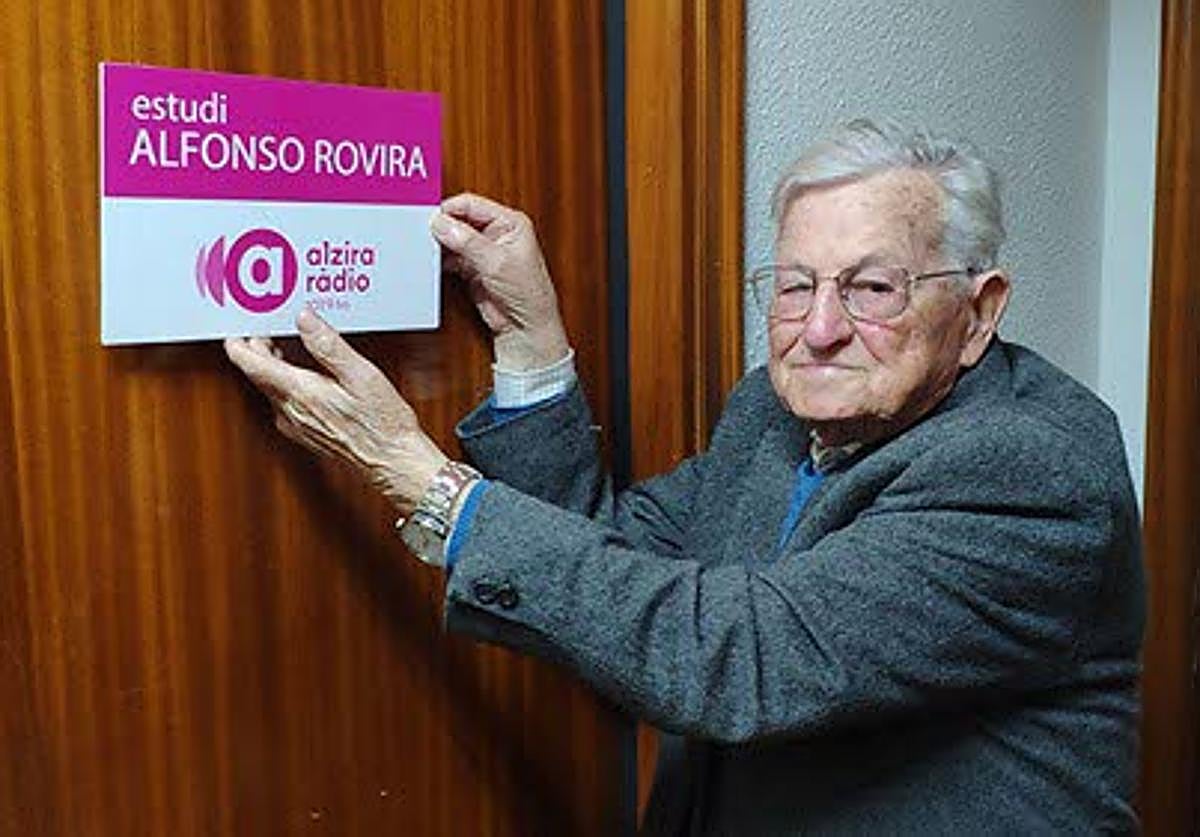 Rovira, en el estudio de Alzira Ràdio que lleva su nombre.